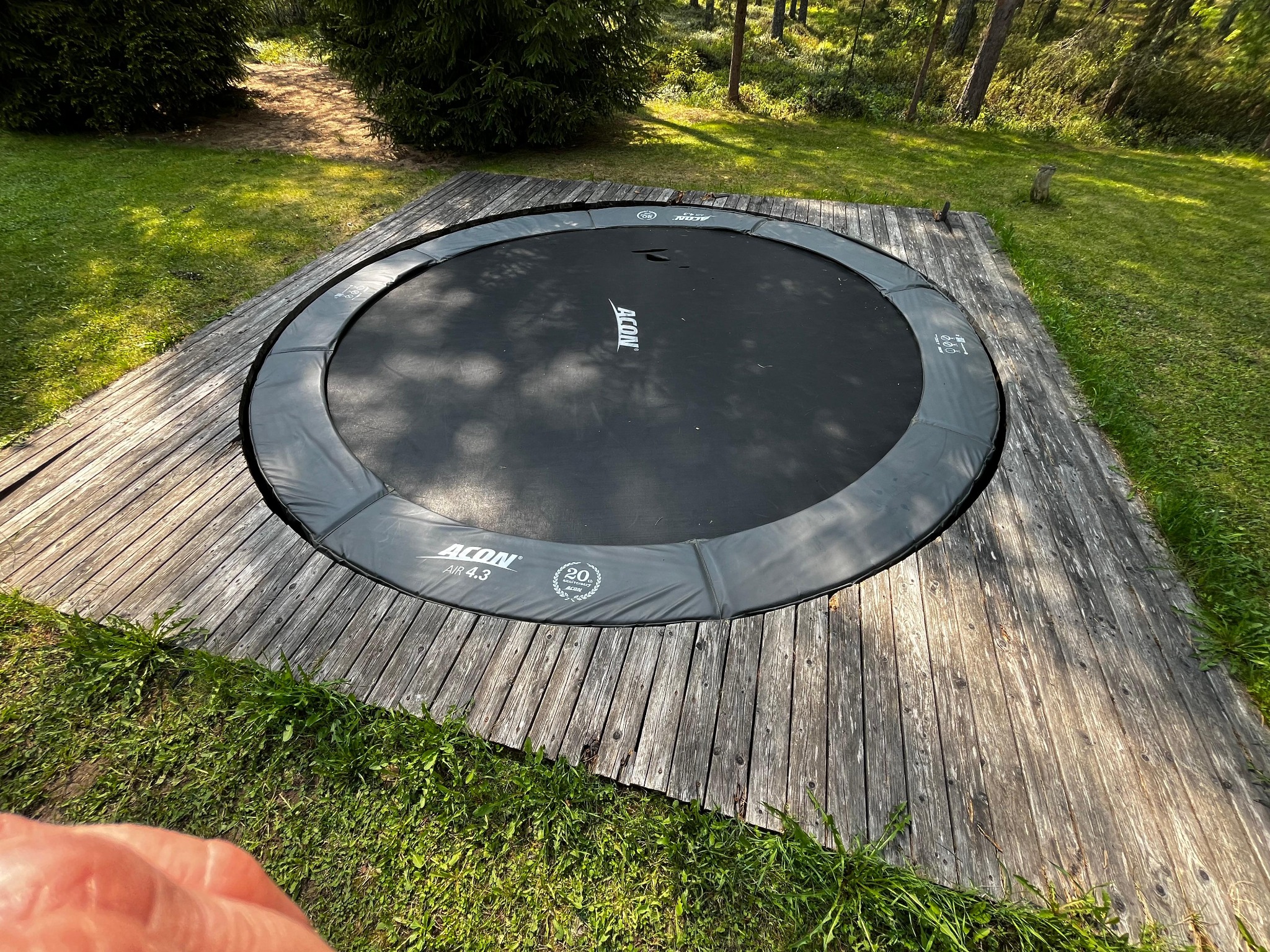 Eldre treterrasse rundt nedfelt trampoline