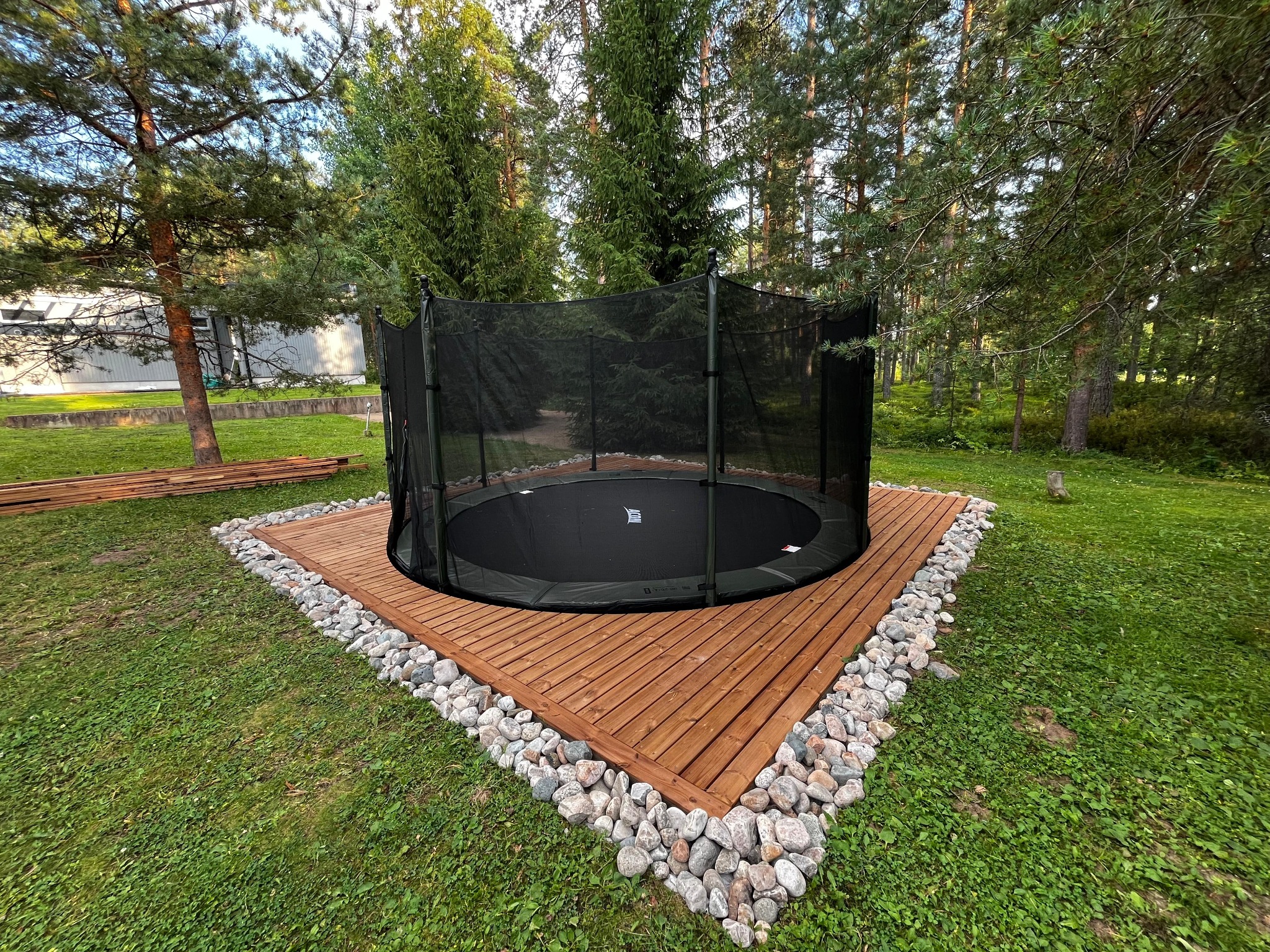 Ny treterrasse rundt nedfelt trampoline